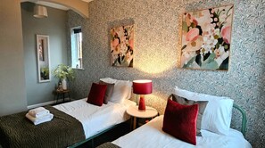 4 bedrooms, desk, iron/ironing board, travel cot - uSnooz | Spacious Huddersfield Home close to M62 (Huddersfield)