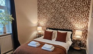 4 bedrooms, desk, iron/ironing board, travel crib