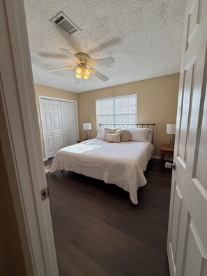 3 Schlafzimmer, Schreibtisch, Bügeleisen/Bügelbrett, kostenloses WLAN