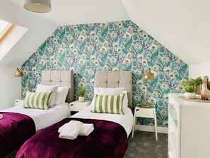 4 slaapkamers, een bureau, een strijkplank/strijkijzer, reisbedje