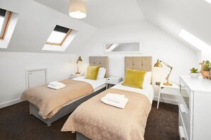 4 soverom, skrivebord, strykejern/-brett og reiseseng for barn