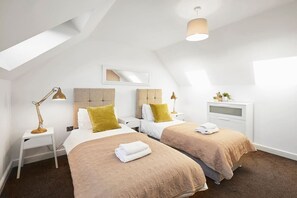 4 chambres, bureau, fer et planche à repasser, lit parapluie