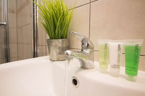 Sèche-cheveux, serviettes fournies