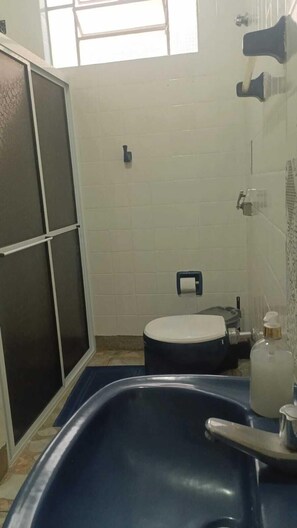 Een douche, gratis toiletartikelen, handdoeken, zeep