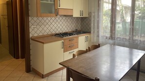 冰箱、厨具/餐具、餐桌