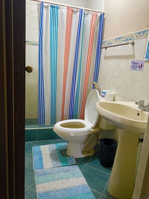 Bathroom - Dovilim Apartments (Tacloban)