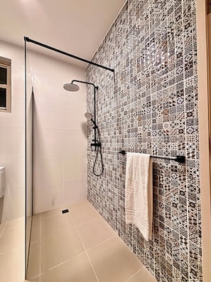 Douche, sèche-cheveux, serviettes fournies, savon