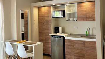 Køleskab, mikrobølgeovn, kaffe-/temaskine, elkedel