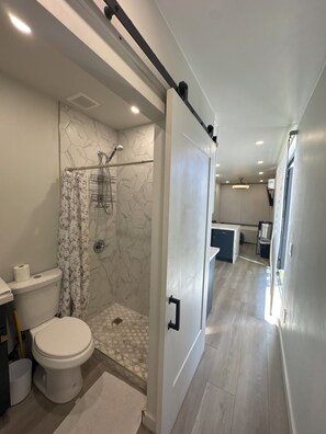 Toallas, jabón, shampoo, papel de baño 