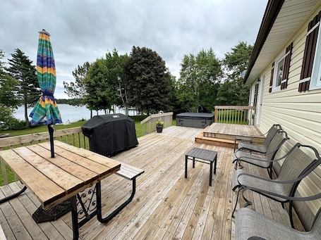 Outdoor dining. Riverside Landing Cottage
