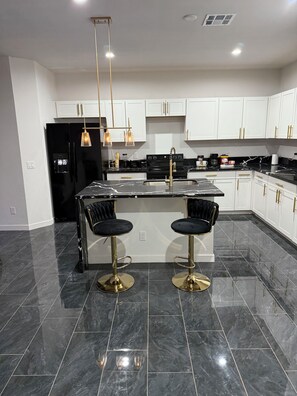 Fridge, microwave, oven, stovetop - Charming 3-bedroom house with WiFi and AC in lovely Arizona City (Arizona City)