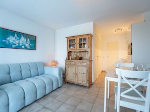 TV - Sirius with parking and shared pool by Interhome (De Haan)