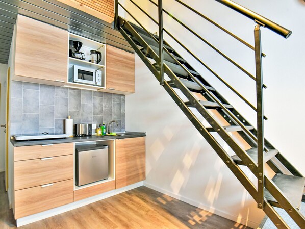 Kühlschrank, Mikrowelle, Kochgeschirr/Geschirr/Besteck