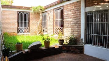 Habitación económica con 2 camas individuales, vista al jardín | Área de sala de estar