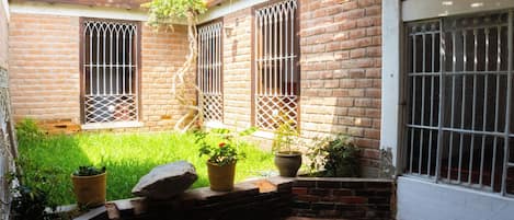 Economy Twin Room, Garden View | Living area
