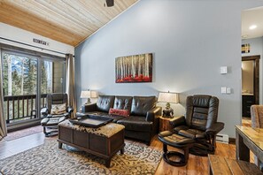 Télévision, cheminée, lecteur de DVD, table de tennis de table