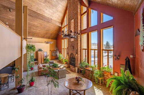 Hot Tub & Pool, Pickle Ball, Hiking/Fishing Close!