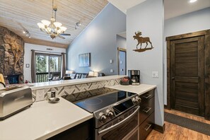 Geladeira, micro-ondas, fogão, cooktop