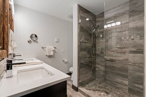 Shower, hair dryer, towels - Hot Tub & Pool, Pickle Ball, Hiking/Fishing Close! (Durango)