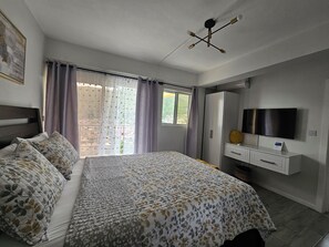 1 slaapkamer, een strijkplank/strijkijzer, wifi