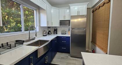 Coastal apartment- welcoming apartment overlooking Soufriere town.