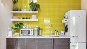 Stovetop, paper towels - Colorful private guesthouse in charming Richmond with Parking (Richmond)