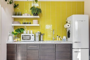 Microwave, paper towels - Colorful private guesthouse in charming Richmond with Parking (Richmond)