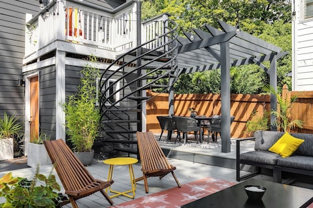 Outdoor dining. Colorful private guesthouse in charming Richmond with Parking