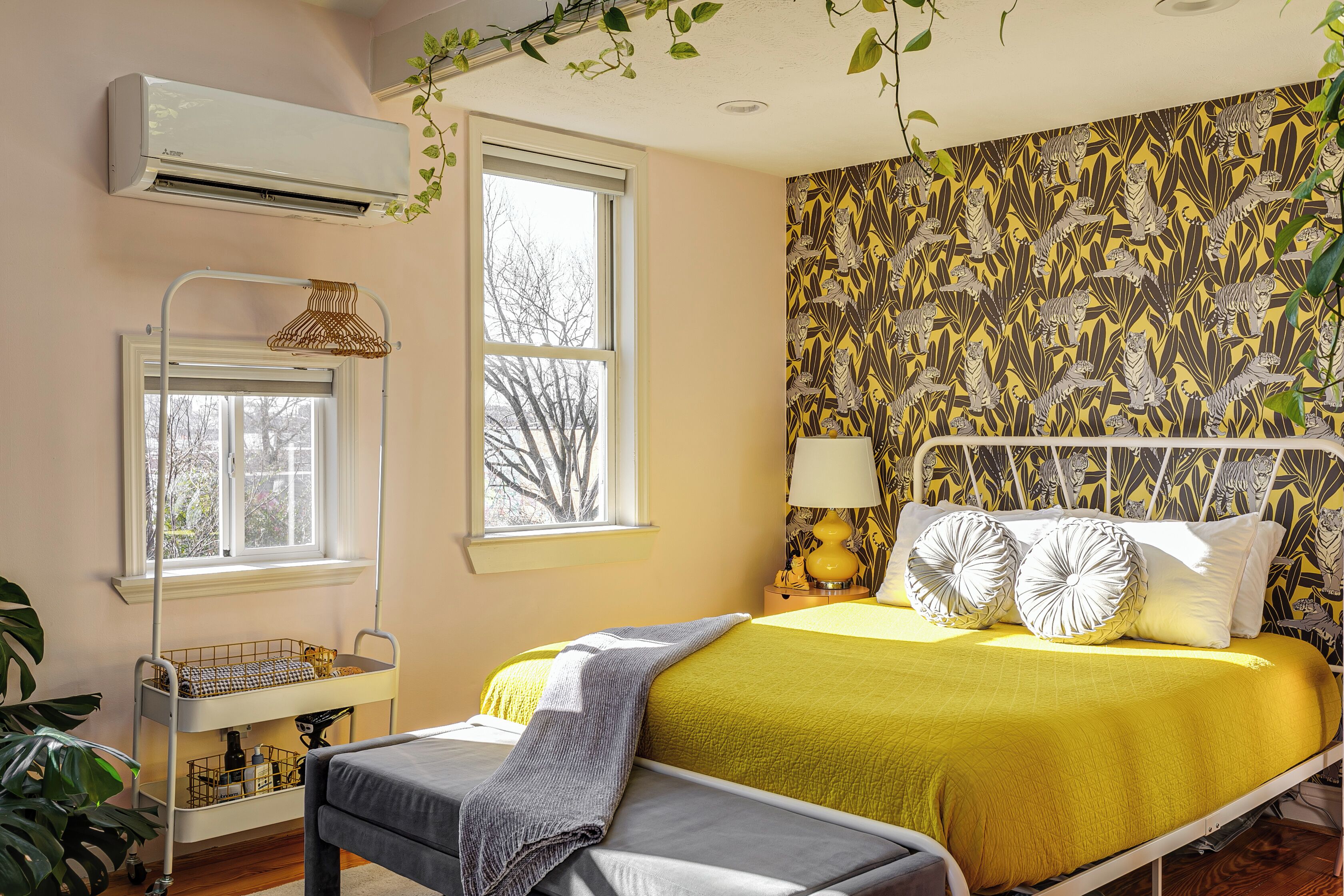 Un dormitorio con cama, lámpara de noche y ventana.