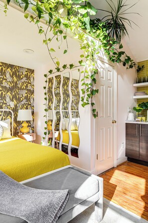 1 bedroom, travel crib, free WiFi, bed sheets - Colorful private guesthouse in charming Richmond with Parking (Richmond)