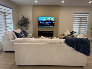 Smart TV, fireplace - 🌟 Experience Peace & Love | Modern & Stylish Home for Groups (London)