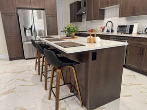 Microwave, oven, stovetop, dishwasher - 🌟 Experience Peace & Love | Modern & Stylish Home for Groups (London)