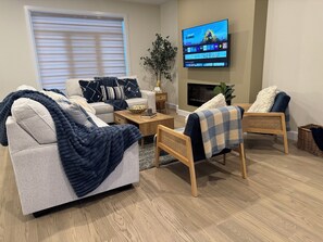 Smart TV, fireplace - Experience Peace and Love - Modren & StylishHome for Groups (London)