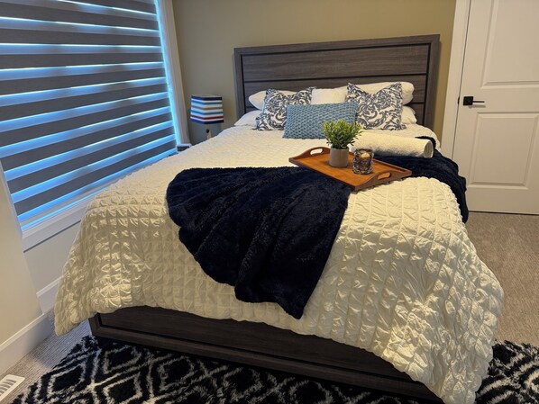 4 bedrooms, iron/ironing board, WiFi, bed sheets - 🌟 Experience Peace & Love | Modern & Stylish Home for Groups (London)