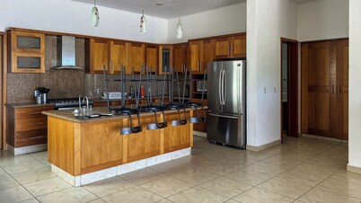 Villa with wonderful ocean view and private pool, ideal for the whole family.