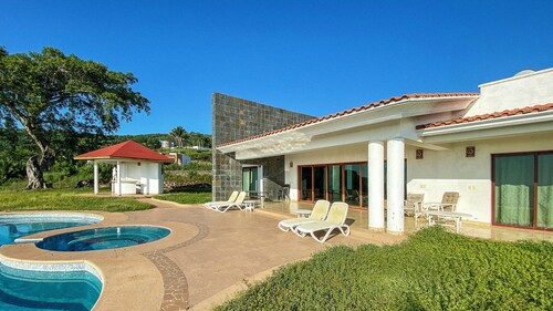 Villa with wonderful ocean view and private pool, ideal for the whole family.