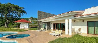 Villa with wonderful ocean view and private pool, ideal for the whole family.