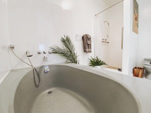 Bañera de hidromasaje, secador de pelo, toallas y jabón