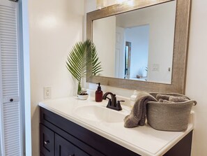 Jetted tub, hair dryer, towels, soap - Panoramic Ocean & Mountain Views --we have FULL AVAILABILITY please message us.
(Kaneohe)