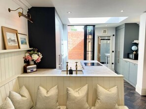 House | 2 bedrooms - The Emerald - Central Henley 2 Bedroom House - From 145 Per Night (Henley-on-Thames)