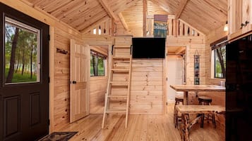 Cabaña Premium, vista al lago | Área de sala de estar | Smart TV de 43 pulgadas con canales digitales, Netflix y Hulu