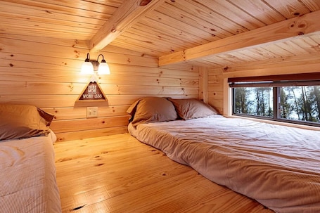 Colchones con pillow-top, muebles diferentes y wifi gratis . Cowan Creek Lodges