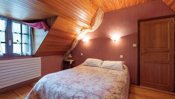 3 bedrooms, iron/ironing board, bed sheets