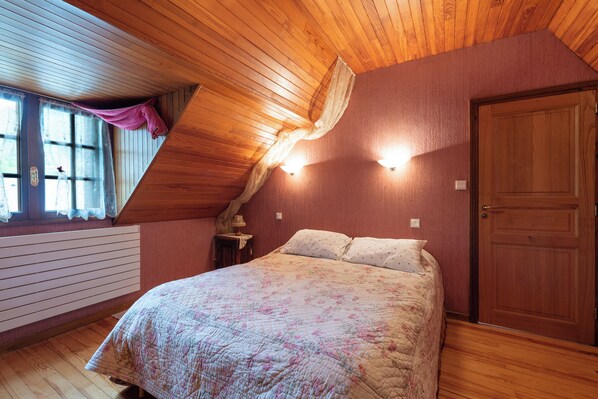 3 bedrooms, iron/ironing board, bed sheets
