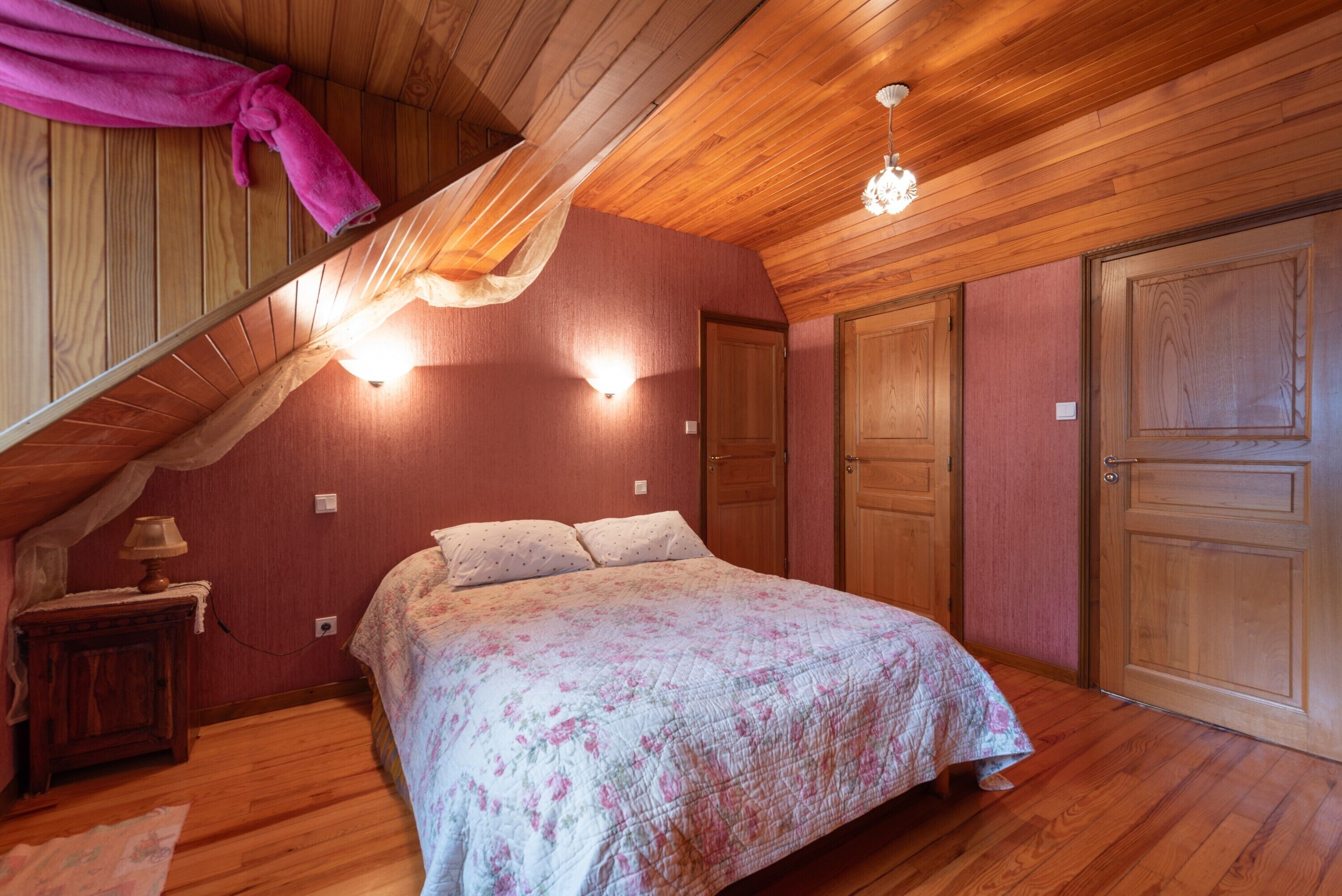 3 bedrooms, iron/ironing board, bed sheets