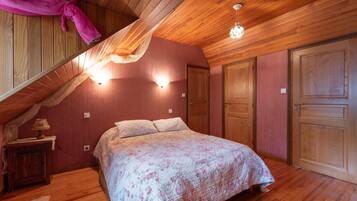 3 bedrooms, iron/ironing board, bed sheets