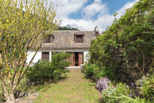 Exterior - Holiday Home 'Cottage Au Calme' with Mountain View, Private Terrace and Private Garden (Gèdre)