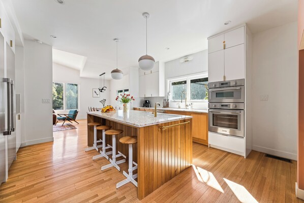 Kylskåp, mikrovågsugn, ugn och spishäll