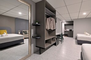 Desk, laptop workspace, soundproofing, free WiFi - Floton Bangkok Hotel (Bangkok)