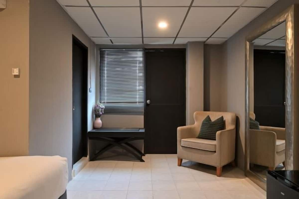 Desk, laptop workspace, soundproofing, WiFi (free)